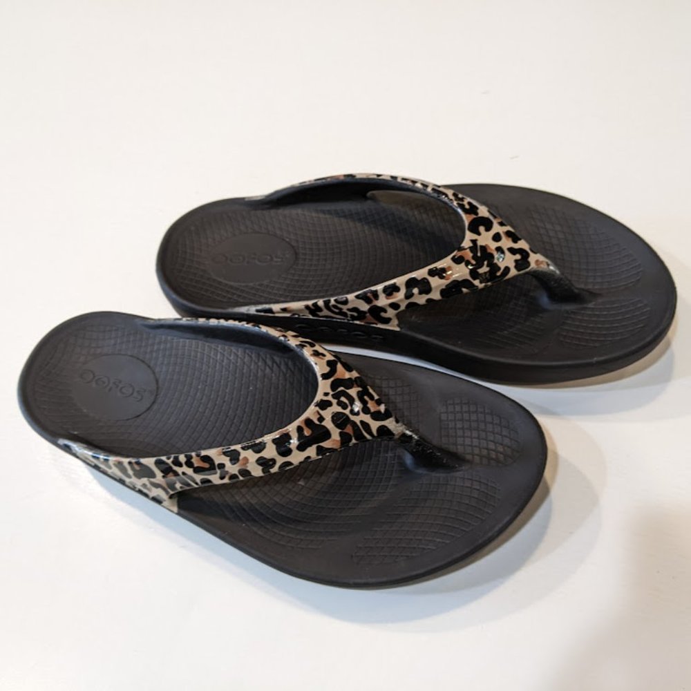 Women’s OOLALA luxe flip flop recovery sandal  - Leopard print